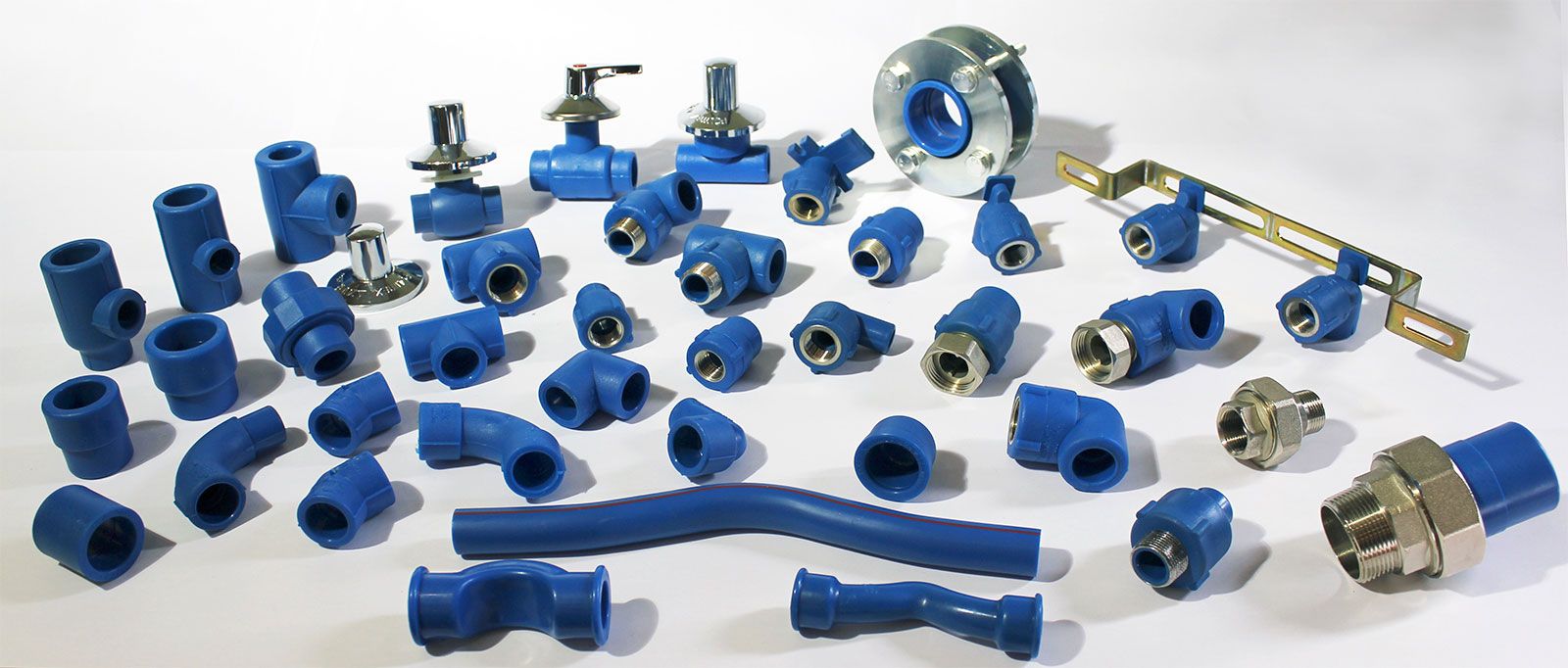 Piezas y accesorias de azul fusión para instalaciones sanitarias y aire comprimido